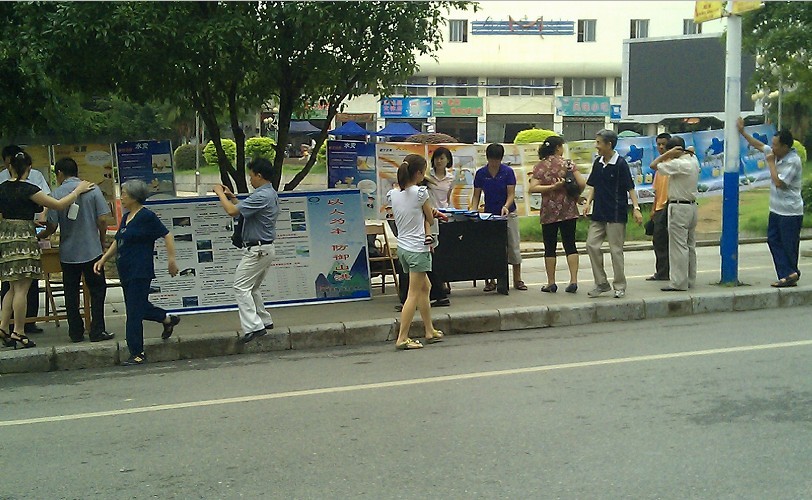 县广场 “为民服务 ”活动现场！794 / 作者:紫罗兰 / 帖子ID:16772