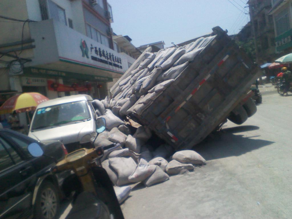 西领信用社门前发生车祸，水泥车侧翻压住面包车474 / 作者:有任务 / 帖子ID:17920