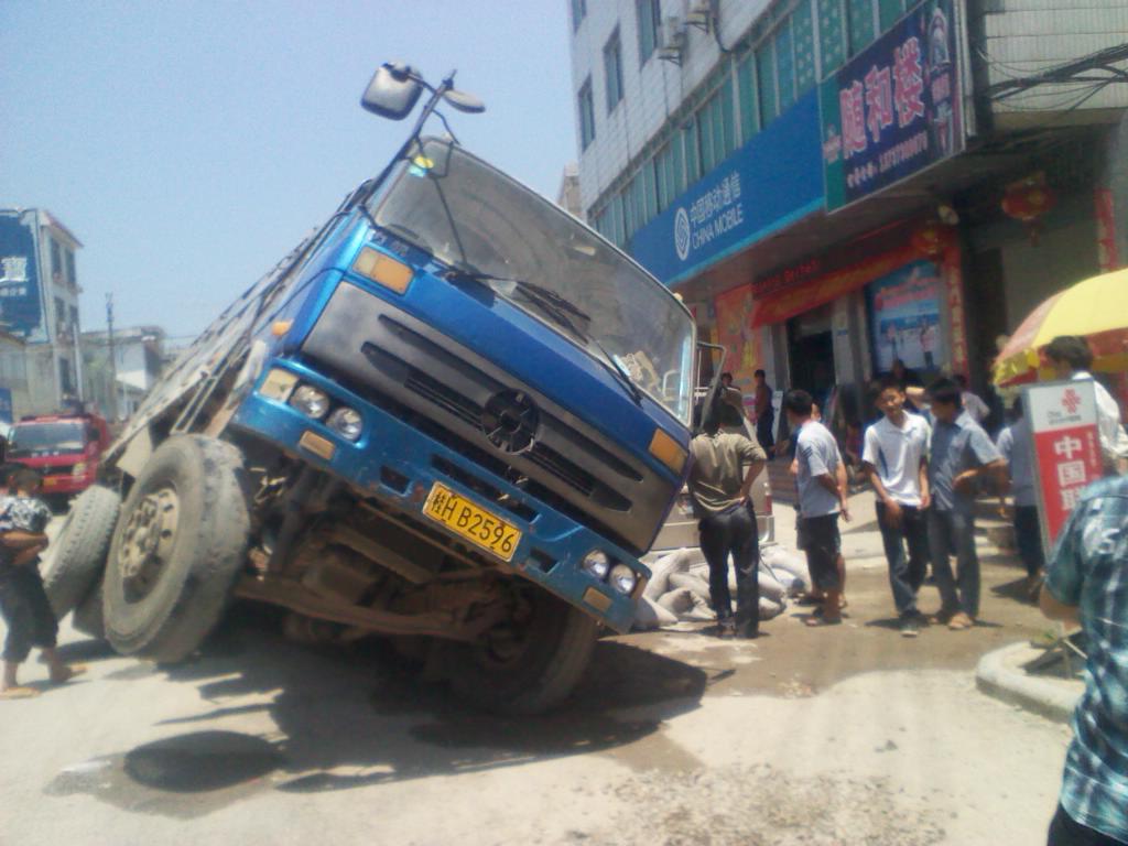西领信用社门前发生车祸，水泥车侧翻压住面包车834 / 作者:有任务 / 帖子ID:17920