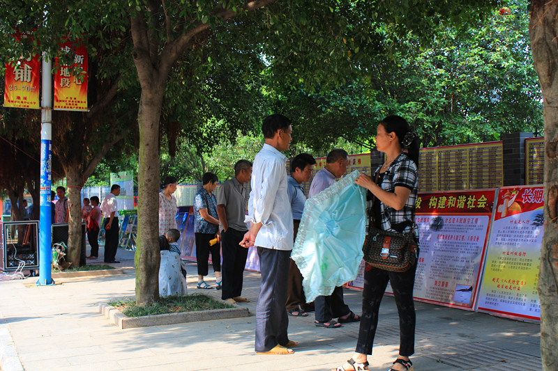 2012年5月17日，人防办在十字街举行人民防空法律法规宣传活动。【组图】416 / 作者:社区小编 / 帖子ID:17954