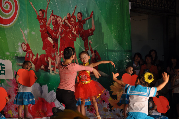 恭城乐乐幼儿园今晚在广场举行联欢晚会114 / 作者:半指温柔沙 / 帖子ID:18557