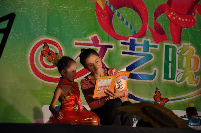 恭城乐乐幼儿园今晚在广场举行联欢晚会656 / 作者:半指温柔沙 / 帖子ID:18557