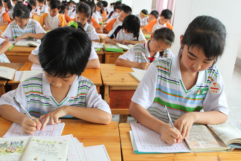 县直一小举行庆“六一”写字比赛活动414 / 作者:半指温柔沙 / 帖子ID:19024