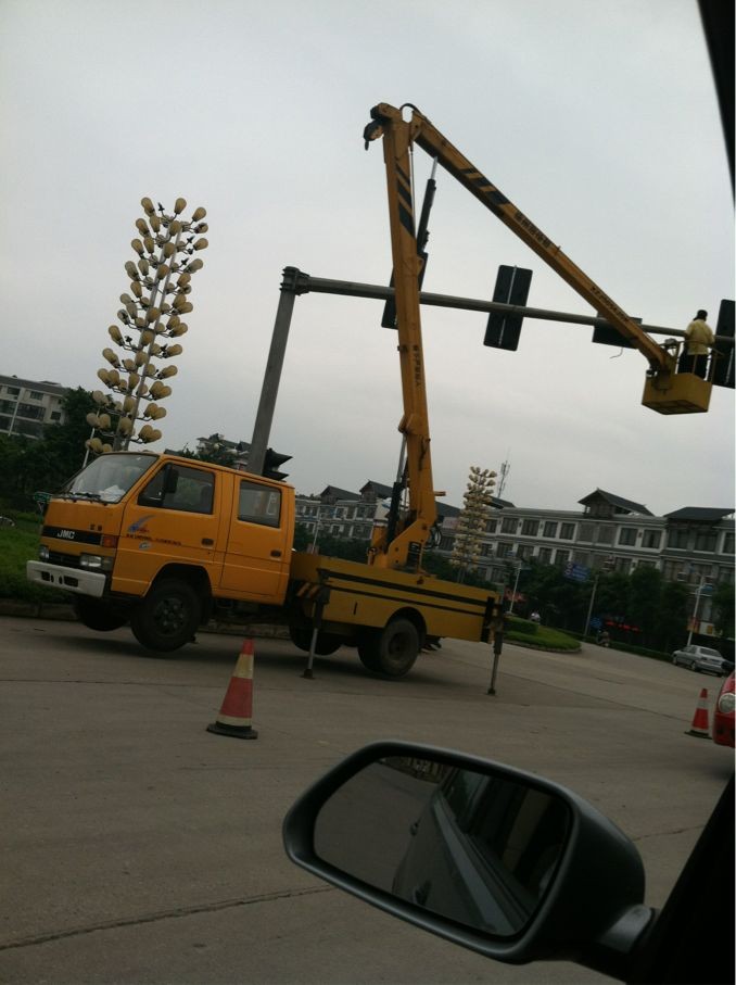 恭城红绿灯有关部门终于有人来修缮了（有图）910 / 作者:穷人 / 帖子ID:19129