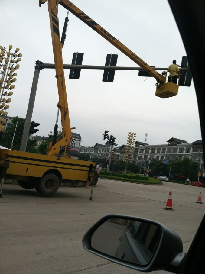 恭城红绿灯有关部门终于有人来修缮了（有图）91 / 作者:穷人 / 帖子ID:19129
