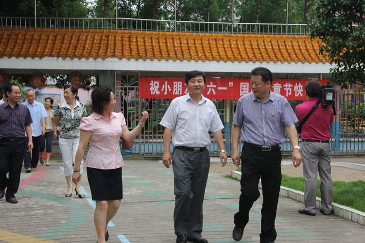 林武民县长到县机关幼儿园慰问531 / 作者:半指温柔沙 / 帖子ID:19155