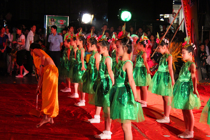 （已更新，附演出照片）县中心小学在中心广场举行庆“六一”文艺演出969 / 作者:520摄影记者 / 帖子ID:19146