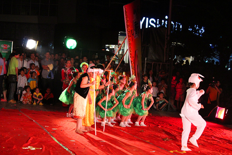 （已更新，附演出照片）县中心小学在中心广场举行庆“六一”文艺演出522 / 作者:520摄影记者 / 帖子ID:19146