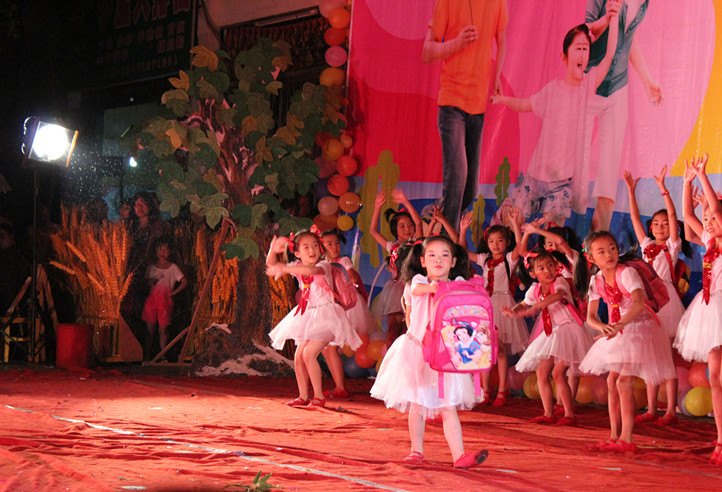 （已更新，附演出照片）县中心小学在中心广场举行庆“六一”文艺演出222 / 作者:520摄影记者 / 帖子ID:19146