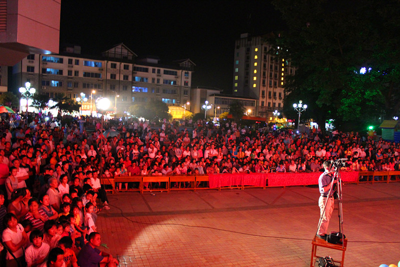 （已更新，附演出照片）县中心小学在中心广场举行庆“六一”文艺演出199 / 作者:520摄影记者 / 帖子ID:19146