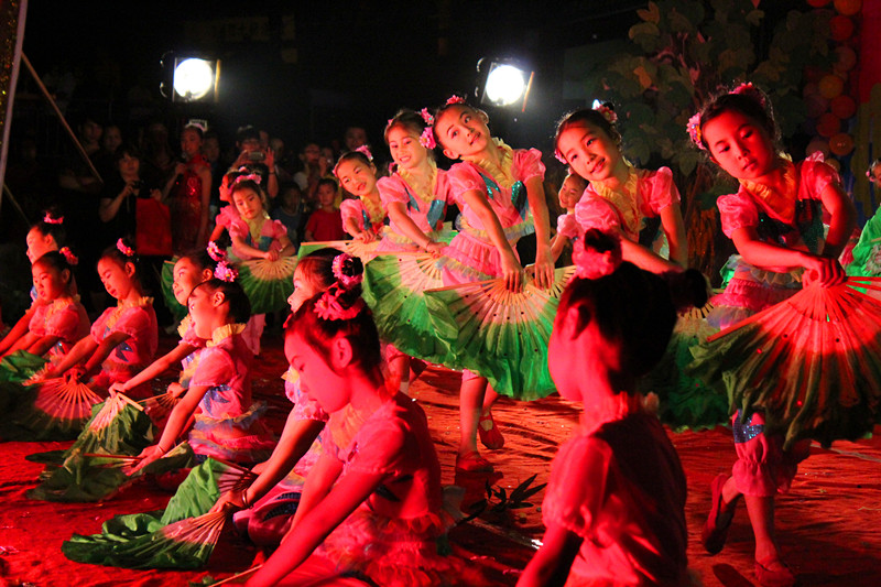 （已更新，附演出照片）县中心小学在中心广场举行庆“六一”文艺演出207 / 作者:520摄影记者 / 帖子ID:19146