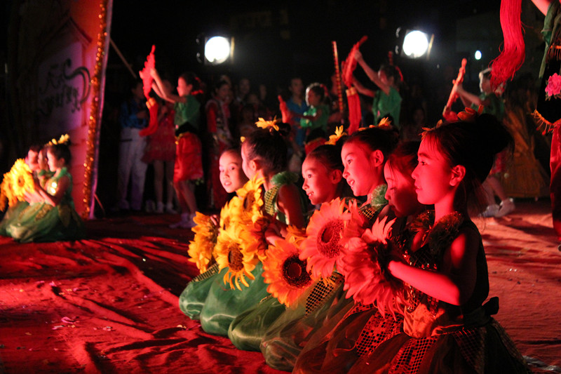 （已更新，附演出照片）县中心小学在中心广场举行庆“六一”文艺演出532 / 作者:520摄影记者 / 帖子ID:19146