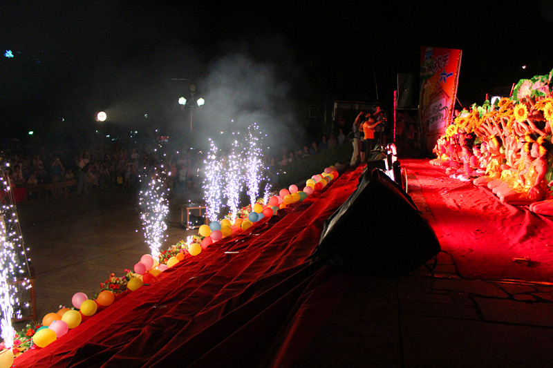 （已更新，附演出照片）县中心小学在中心广场举行庆“六一”文艺演出90 / 作者:520摄影记者 / 帖子ID:19146