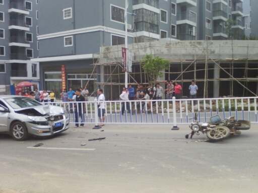 昨天千均售楼部那的车祸712 / 作者:开心果果 / 帖子ID:20719