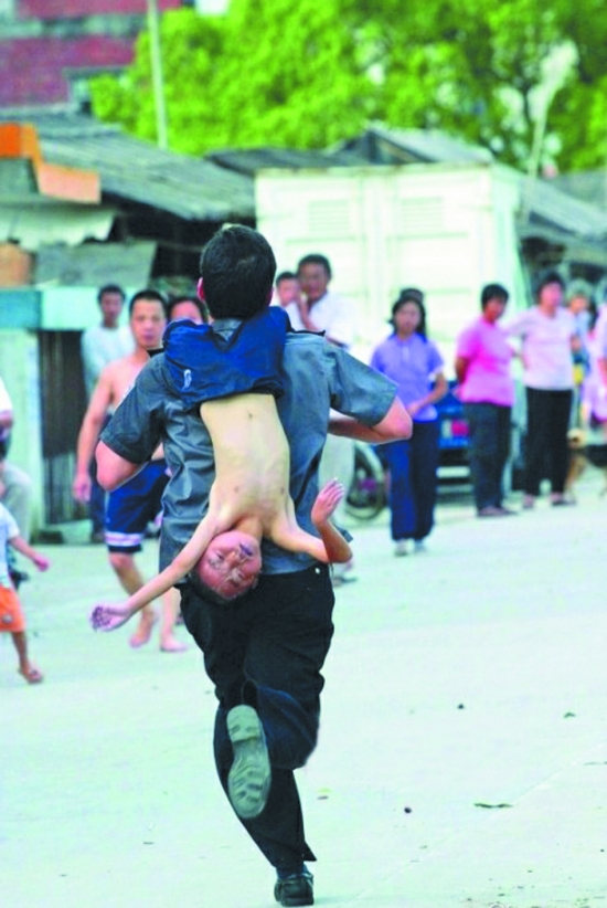 抢救落水儿童新方法 ，大家要注意咯。。。。。83 / 作者:25点钟 / 帖子ID:20930