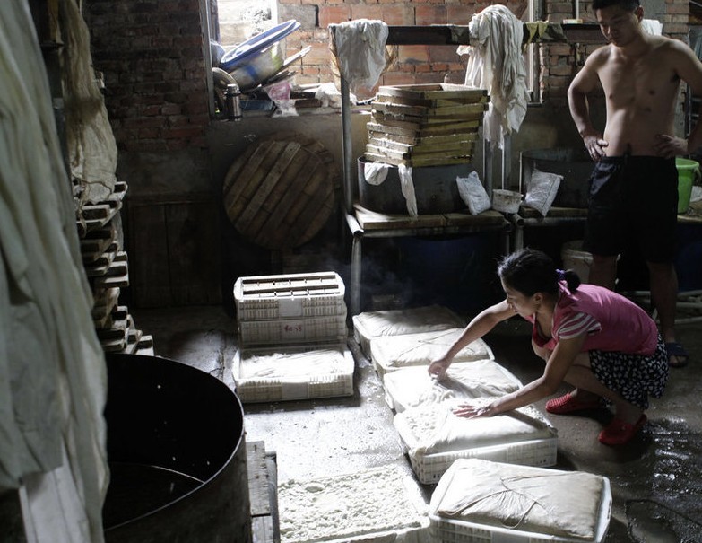 我们还能吃什么？西安现“土霉素豆腐” 黑作坊污水横流373 / 作者:小锋 / 帖子ID:21137