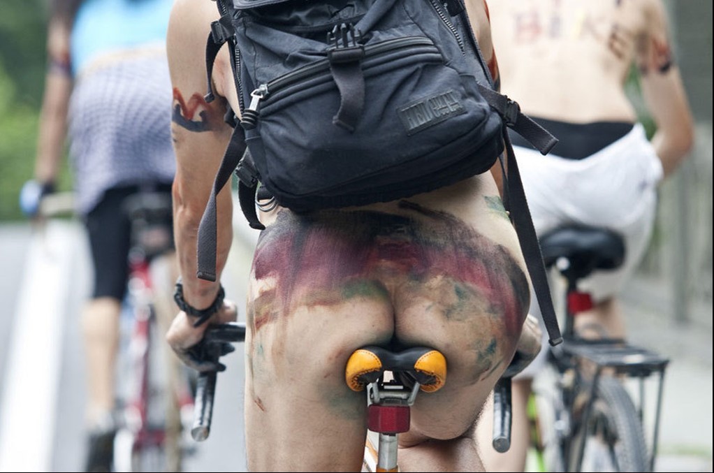 　　2012年7月6日，杭州，西湖边出现赤裸身体涂满油彩的骑行者。796 / 作者:小小小人物 / 帖子ID:22038