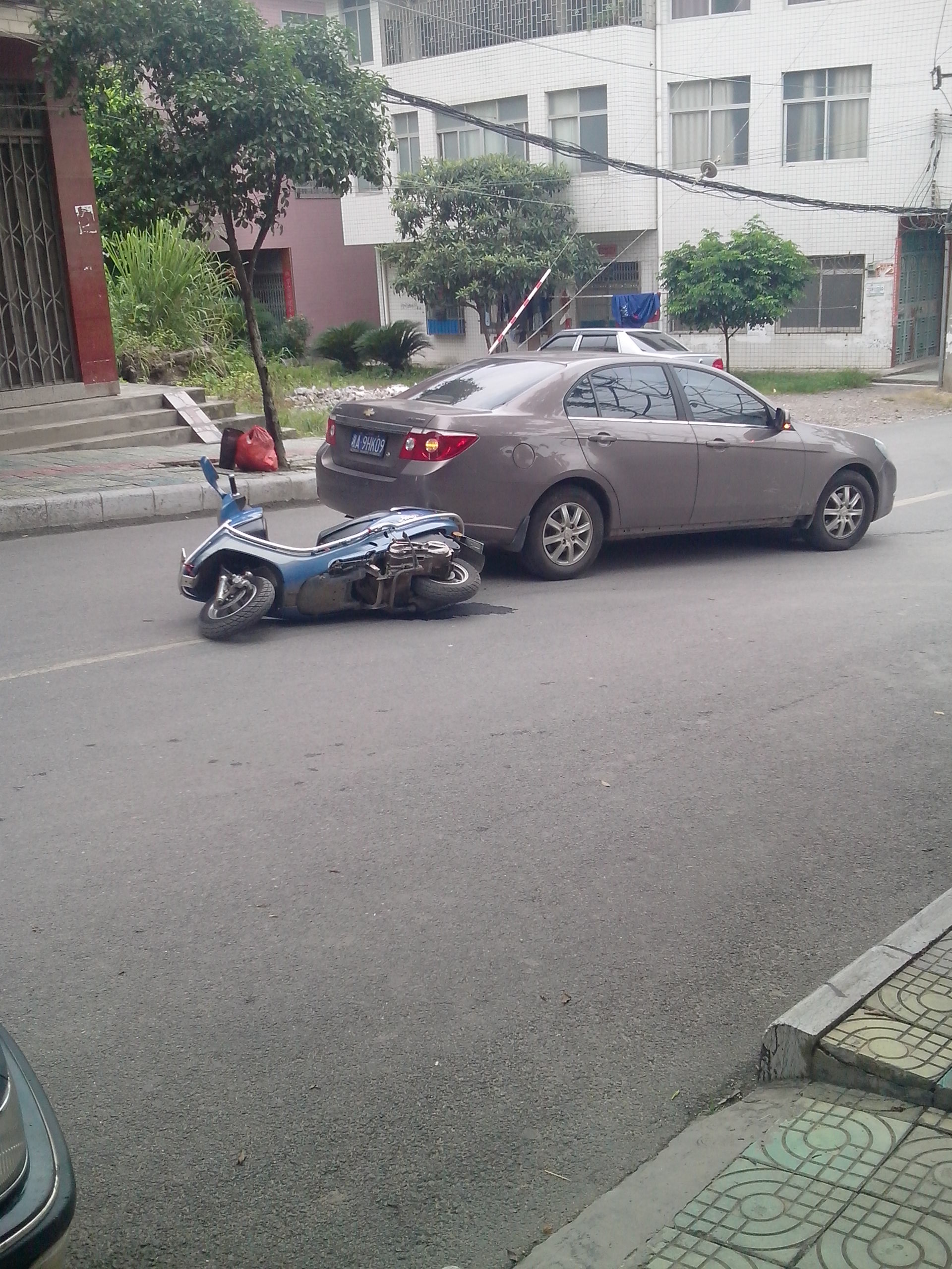 印山街才发生车祸，不知道有木有伤亡··960 / 作者:大卷哥 / 帖子ID:22073