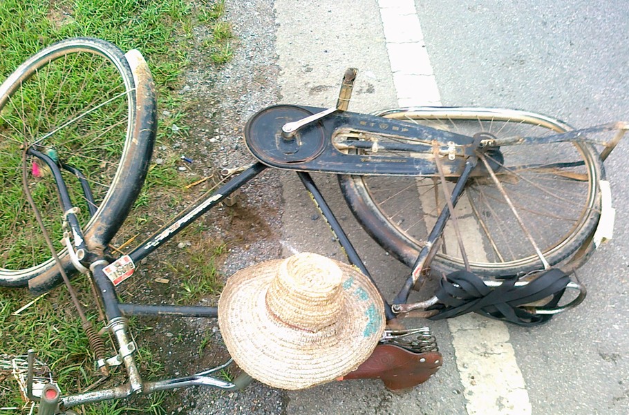 上班路上亲眼目睹两次车祸（触目惊心）有图649 / 作者:小勇 / 帖子ID:22165