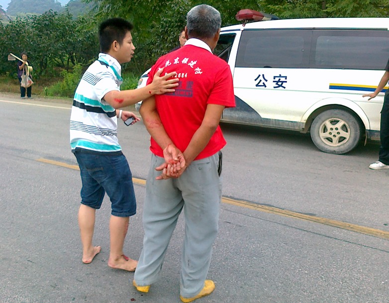 上班路上亲眼目睹两次车祸（触目惊心）有图212 / 作者:小勇 / 帖子ID:22165