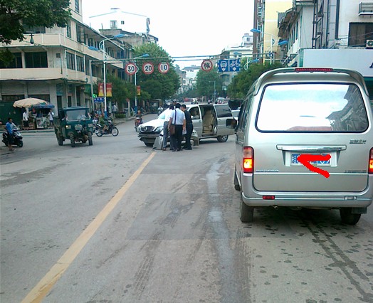 上班路上亲眼目睹两次车祸（触目惊心）有图743 / 作者:小勇 / 帖子ID:22165