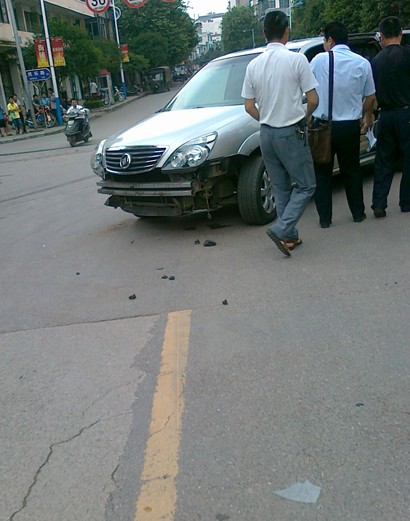 上班路上亲眼目睹两次车祸（触目惊心）有图658 / 作者:小勇 / 帖子ID:22165