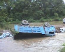 运沙车侧翻，但愿司机平安913 / 作者:流落民间的记者 / 帖子ID:23344