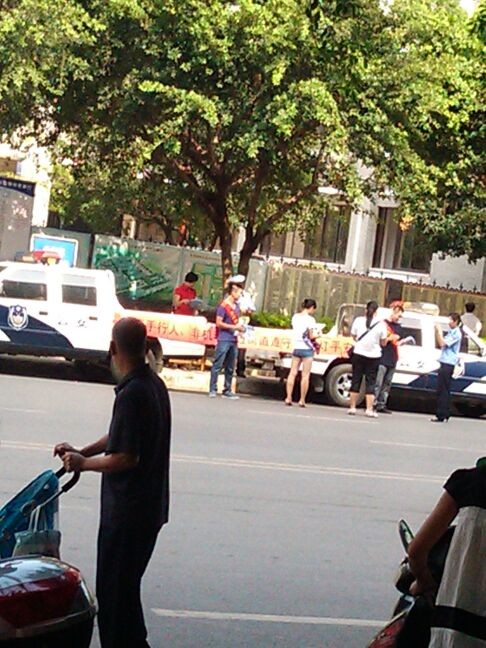 牵手行人   什么安全出行666 / 作者:小昆 / 帖子ID:35550