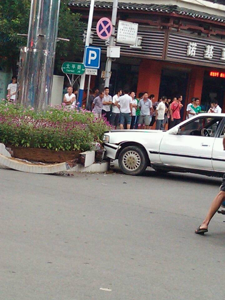 刚在十字街的撞花蒲车祸555 / 作者:灰灰雨 / 帖子ID:35604