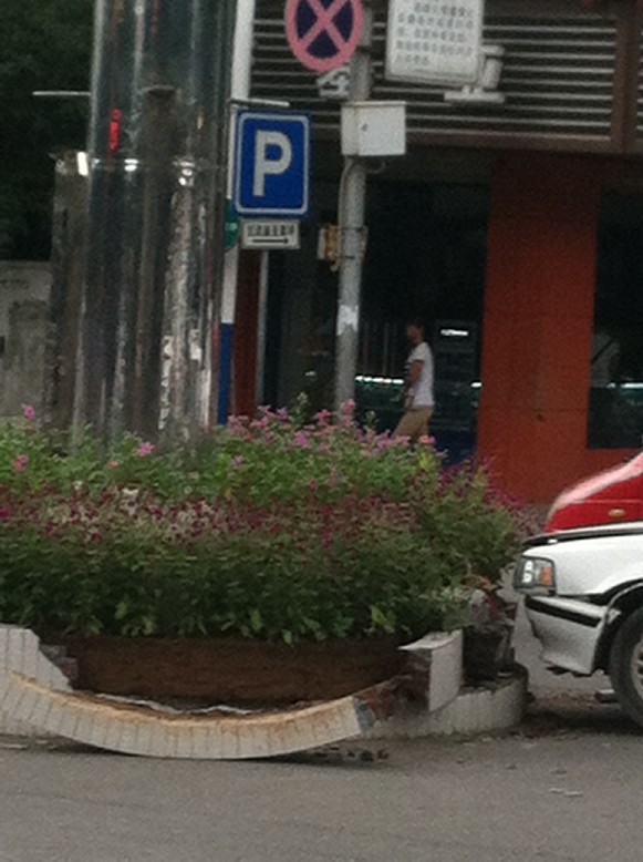 套牌车直撞毁恭城十字街灯塔(有图)154 / 作者:七上八下 / 帖子ID:35607