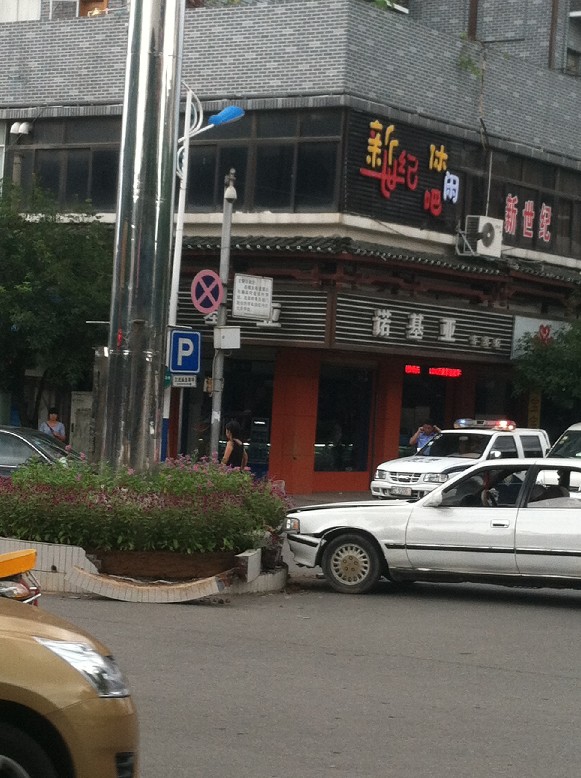 套牌车直撞毁恭城十字街灯塔(有图)385 / 作者:七上八下 / 帖子ID:35607