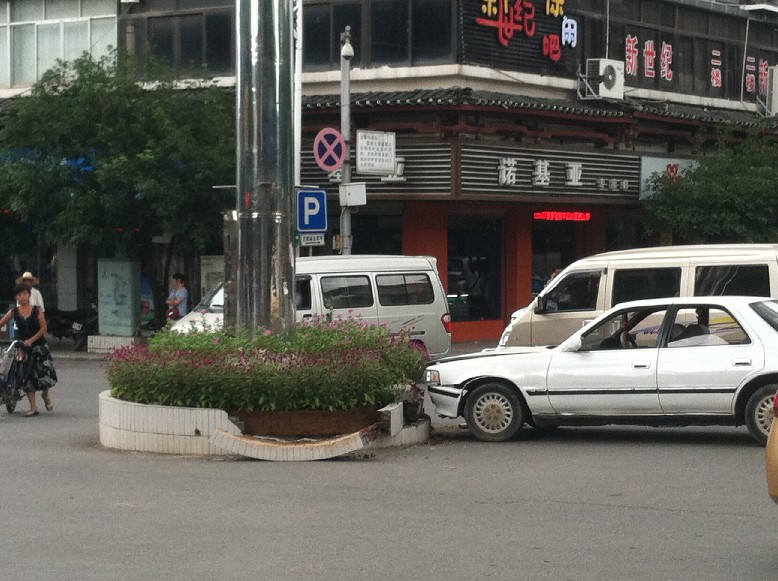 套牌车直撞毁恭城十字街灯塔(有图)686 / 作者:七上八下 / 帖子ID:35607