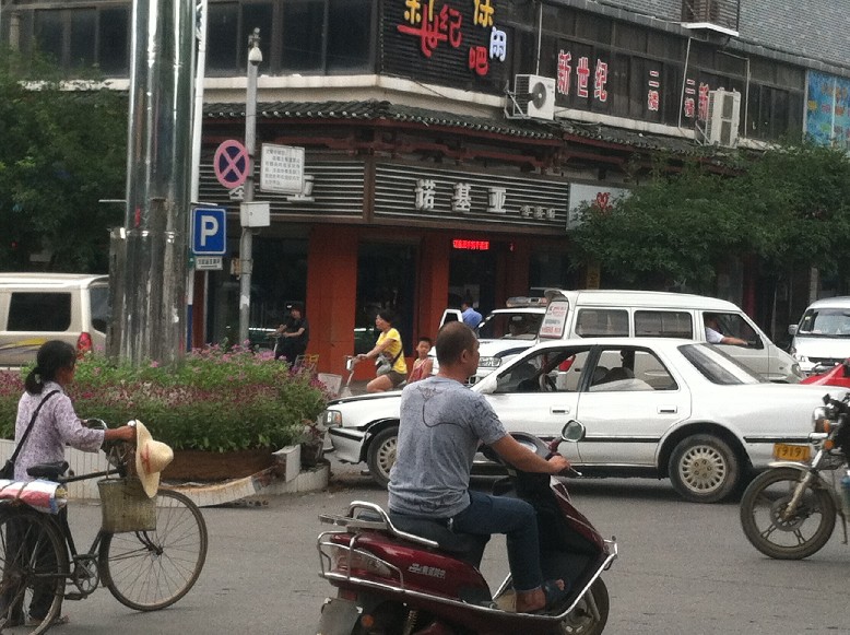 套牌车直撞毁恭城十字街灯塔(有图)633 / 作者:七上八下 / 帖子ID:35607