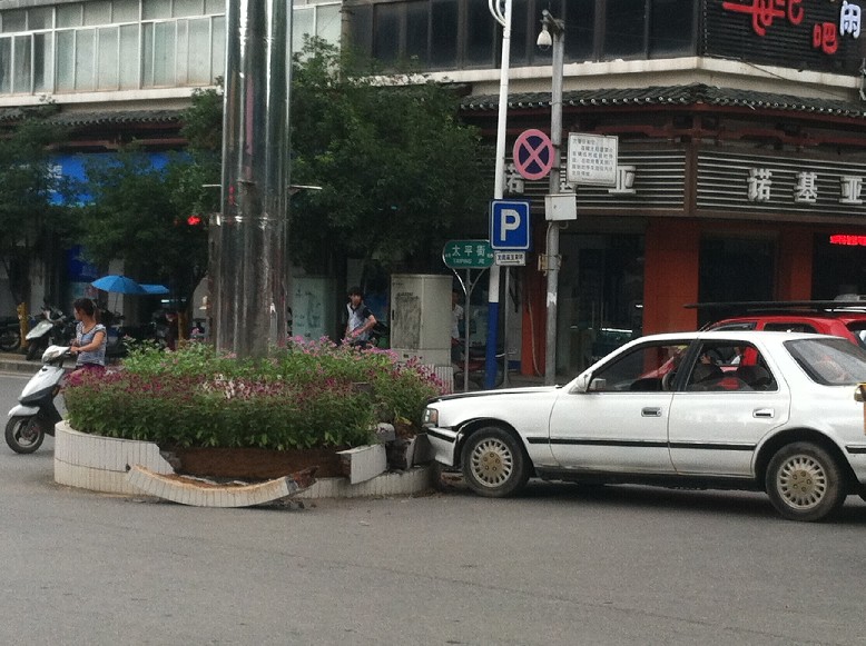 套牌车直撞毁恭城十字街灯塔(有图)63 / 作者:七上八下 / 帖子ID:35607