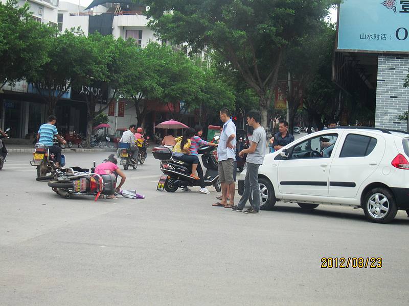 发生在城中西路圆盘的车祸144 / 作者:奥特曼 / 帖子ID:37259