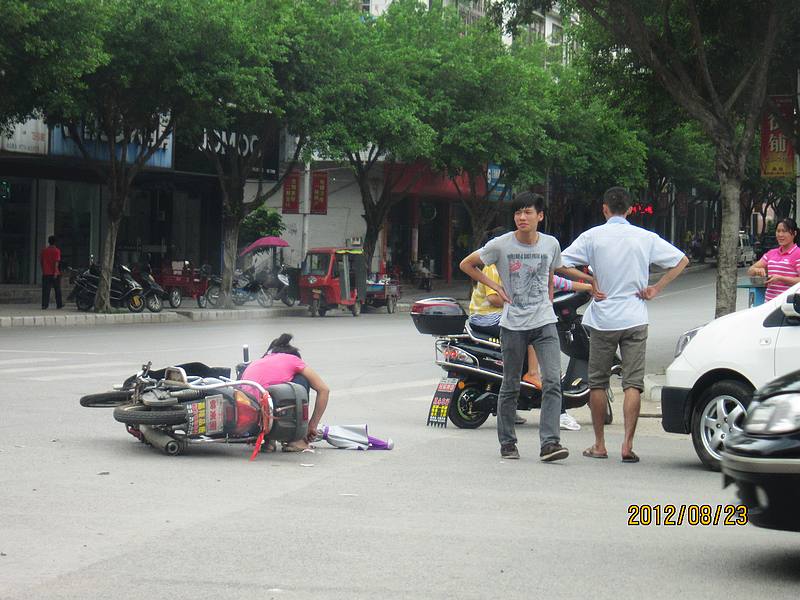 发生在城中西路圆盘的车祸164 / 作者:奥特曼 / 帖子ID:37259