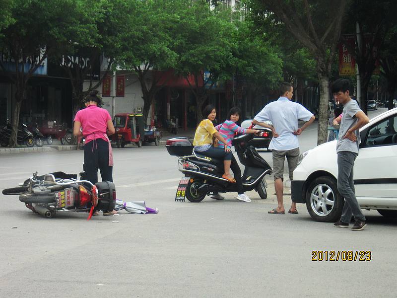 发生在城中西路圆盘的车祸934 / 作者:奥特曼 / 帖子ID:37259