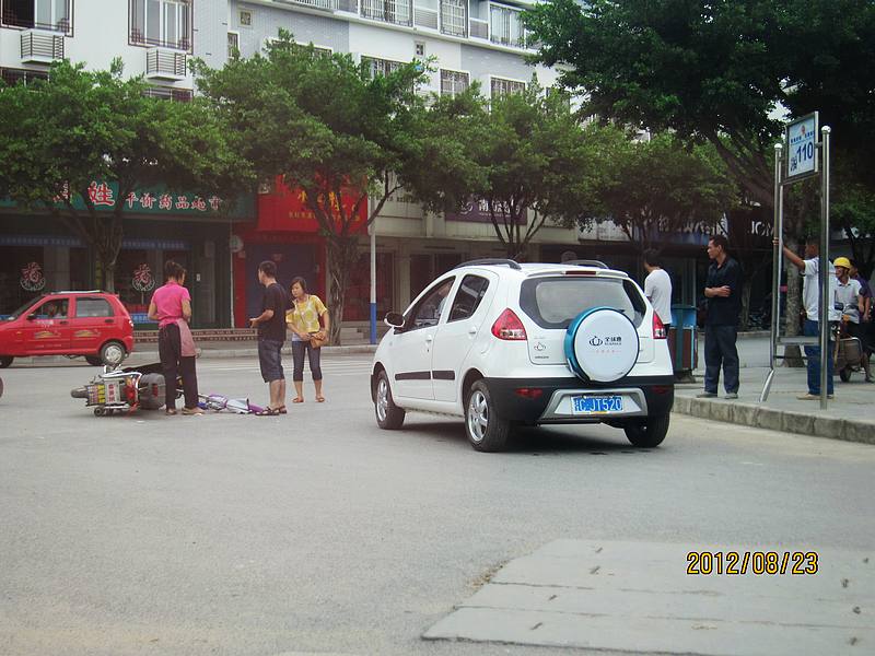 发生在城中西路圆盘的车祸941 / 作者:奥特曼 / 帖子ID:37259