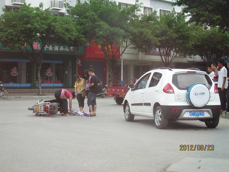 发生在城中西路圆盘的车祸433 / 作者:奥特曼 / 帖子ID:37259