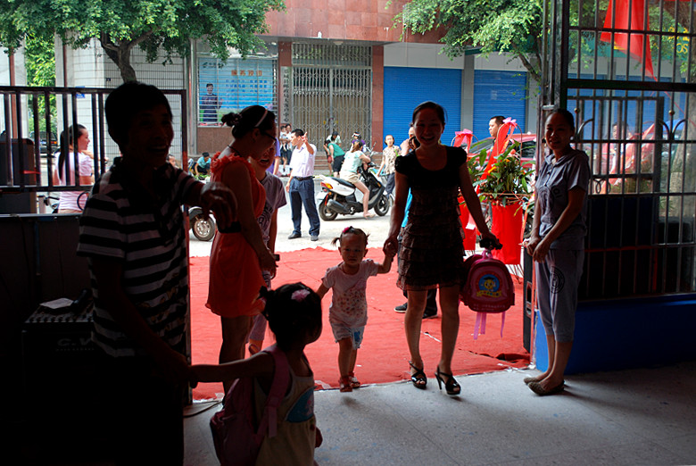 热烈祝贺“小博士民族幼儿园”新教学楼开业123 / 作者:柚子壳※ / 帖子ID:38285