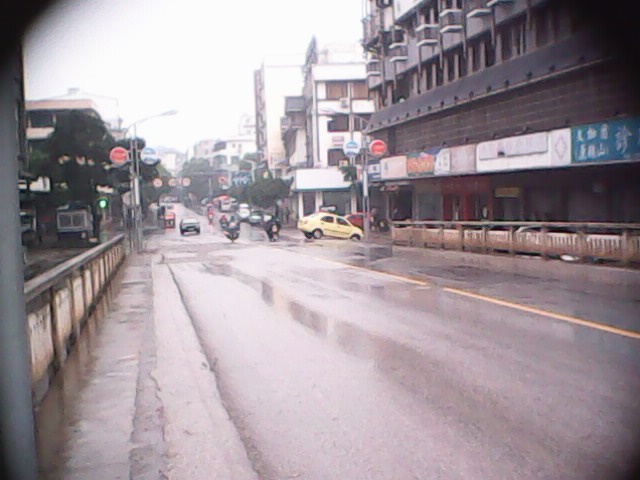 刚见一小轿车在燕岩桥头玩车技。885 / 作者:平安大叔 / 帖子ID:54757