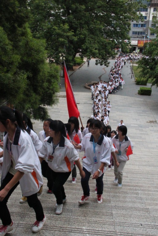 恭城中学爱国主义教育活动【组图】198 / 作者:黄子 / 帖子ID:55001