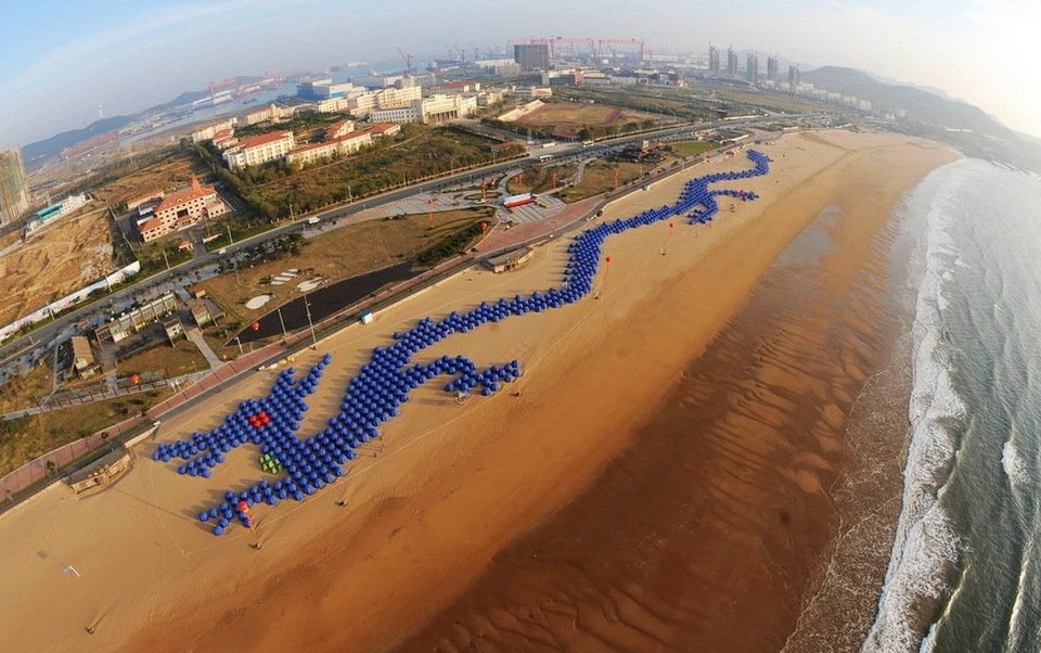组图：山东青岛千顶帐篷拼出世界最大龙形拼图163 / 作者:小雨点 / 帖子ID:56763