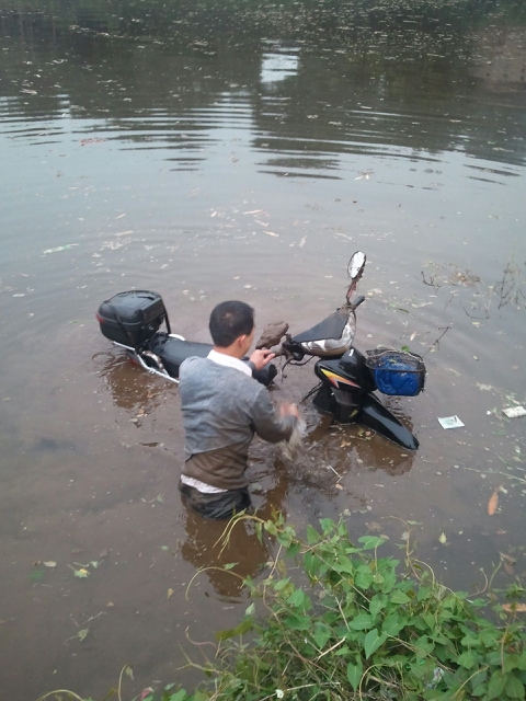 今天天气不错，克鱼塘洗洗摩托车先。885 / 作者:大脸猫爱吃鱼 / 帖子ID:56904