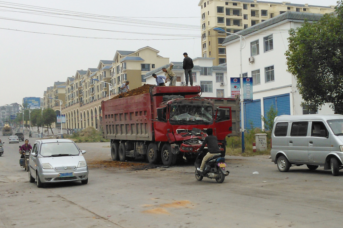 （恭城水果批发城车祸）这次的碰撞有点给力了~288 / 作者:灰灰雨 / 帖子ID:56949
