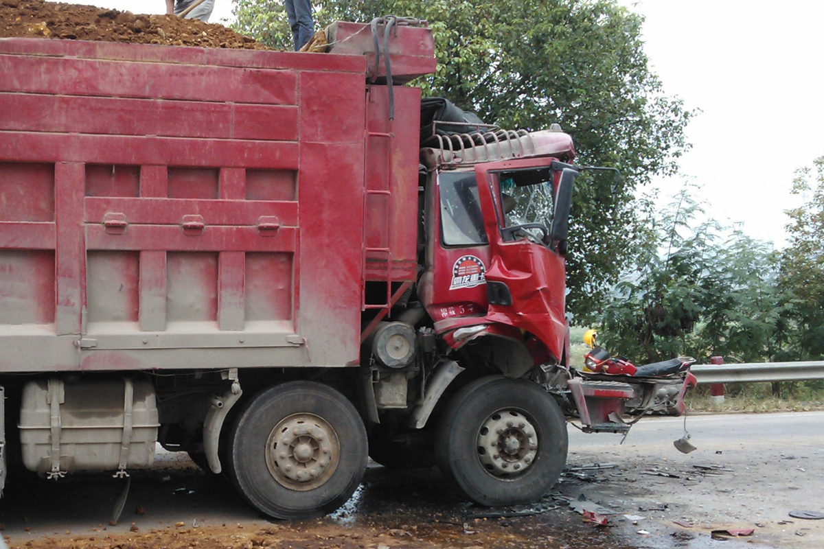（恭城水果批发城车祸）这次的碰撞有点给力了~900 / 作者:灰灰雨 / 帖子ID:56949