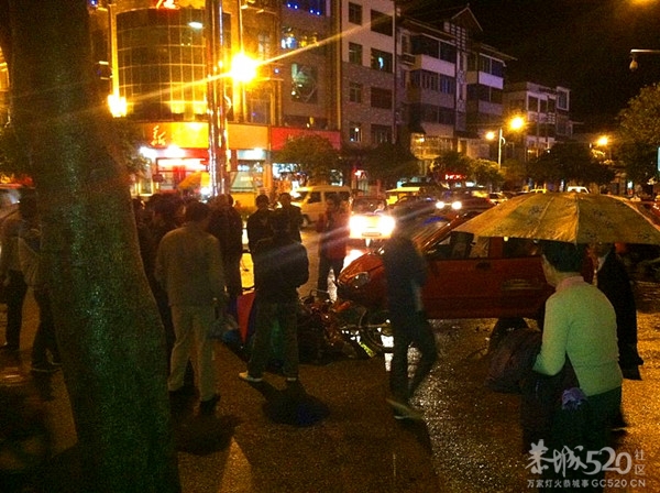 十字街摩的撞摩托车，一人送医189 / 作者:社区小编 / 帖子ID:57914