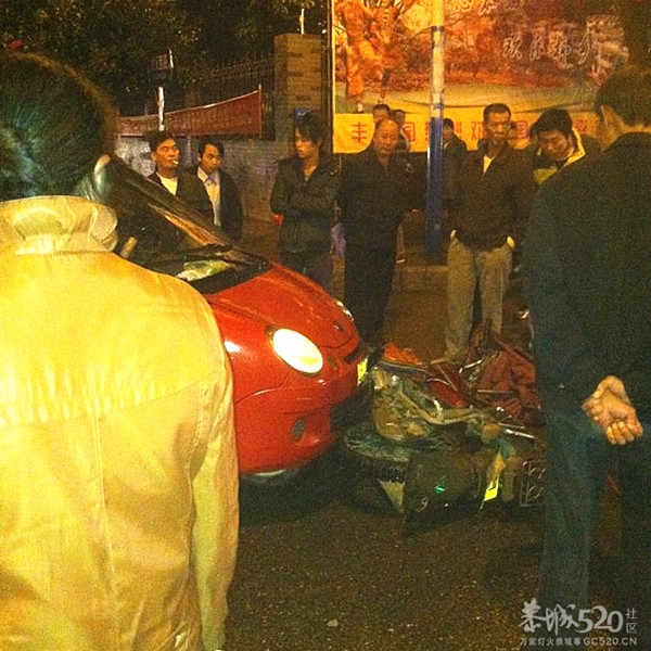 十字街摩的撞摩托车，一人送医605 / 作者:社区小编 / 帖子ID:57914