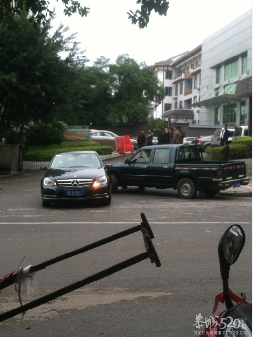 恭城十字街一辆奔驰轿车和一辆皮卡车发生碰撞154 / 作者:七上八下 / 帖子ID:58301