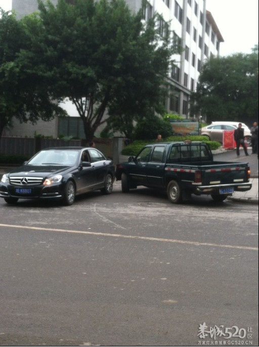 恭城十字街一辆奔驰轿车和一辆皮卡车发生碰撞433 / 作者:七上八下 / 帖子ID:58301
